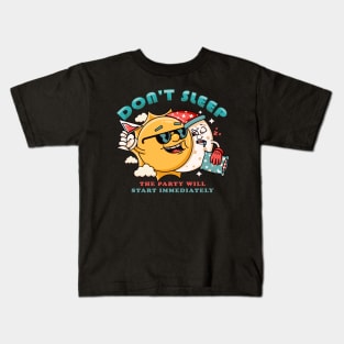 Dont Sleep, the cartoon sun character invites the sleeping moon to party Kids T-Shirt